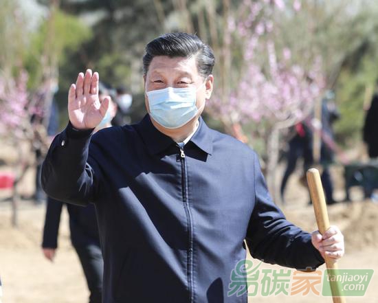 2020年4月3日，黨和國家領(lǐng)導(dǎo)人習(xí)近平、李克強(qiáng)、栗戰(zhàn)書、汪洋、王滬寧、趙樂際、韓正、王岐山等來到北京市大興區(qū)舊宮鎮(zhèn)參加首都義務(wù)植樹活動。這是習(xí)近平拿起鐵鍬走向植樹地點(diǎn)，向正在植樹的干部群眾揮手致意。新華社記者龐興雷攝