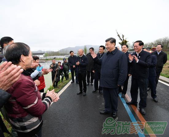 2020年3月30日，中共中央總書記、國家主席、中央軍委主席習(xí)近平在浙江省安吉縣天荒坪鎮(zhèn)余村考察，同村民們親切交談，了解該村多年來踐行“綠水青山就是金山銀山”理念、推動綠色發(fā)展發(fā)生的巨大變化。新華社記者申宏攝